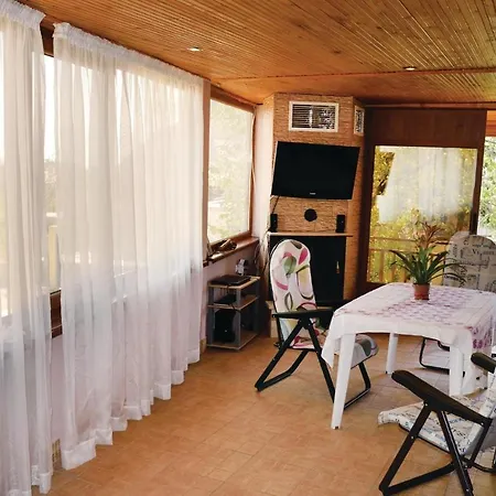 Holiday home Three-bedroom Holiday In Mestnost Trakata