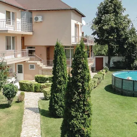 Three-bedroom Holiday In Mestnost Trakata