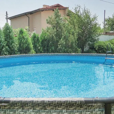 Holiday home Three-bedroom Holiday In Mestnost Trakata *