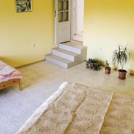Three-bedroom Holiday In Mestnost Trakata